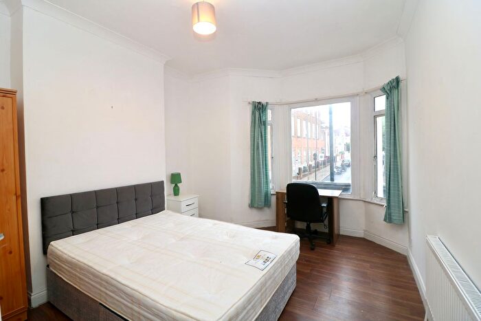 2 Bedroom Flat To Rent In Upper Tooting Road, London, SW17