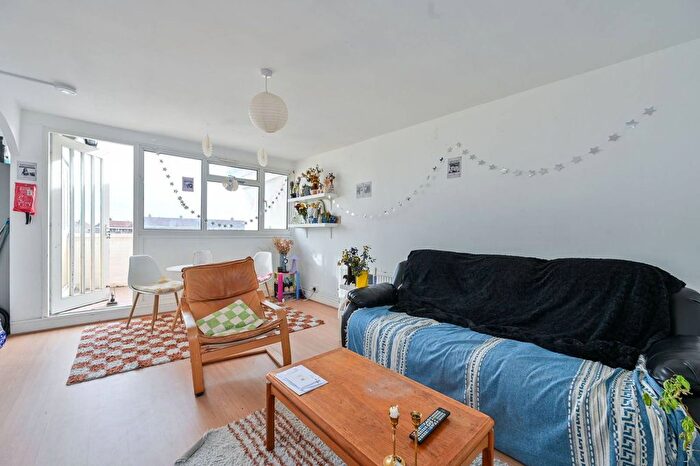3 Bedroom Maisonette For Sale In Beckway Street, Elephant And Castle, London, SE17