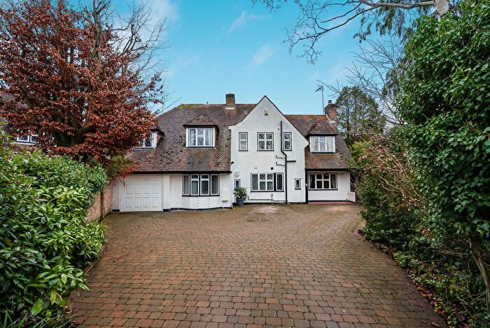 5 Bedroom Detached House For Sale In The Close, Brookmans Park, Hatfield, AL9