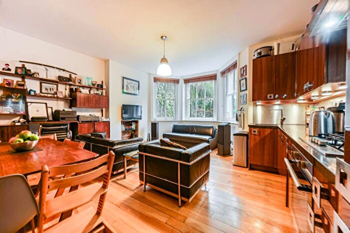 2 Bedroom Flat For Sale In Redcliffe Gardens, Earls Court, London, SW10