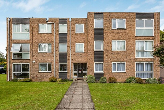 2 Bedroom Flat For Sale In Thornton Road, Potters Bar, EN6