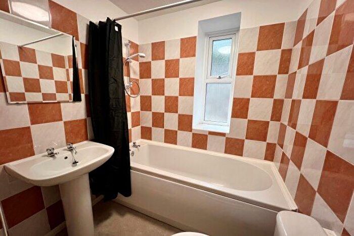 1 Bedroom Flat To Rent In Queen Street, Torquay, TQ1