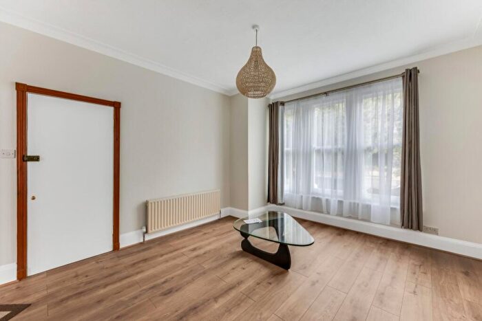 1 Bedroom Apartment To Rent In Squires Lane, Finchley Central, N3