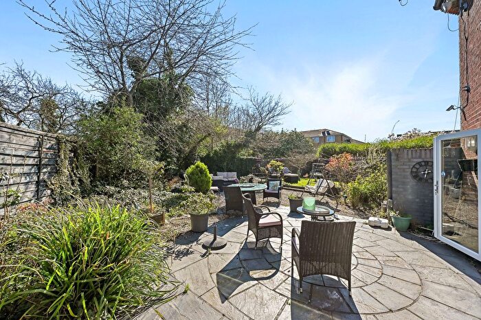 2 Bedroom Maisonette For Sale In Lynhurst Crescent, Uxbridge, UB10