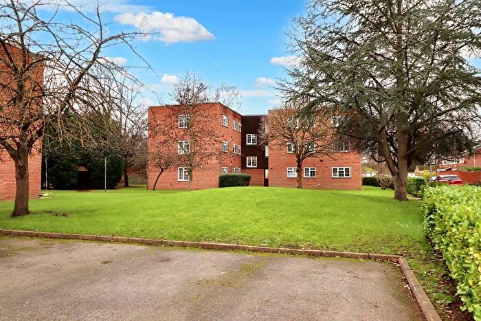 2 Bedroom Flat To Rent In Colne Drive, Walton-On-Thames, Surrey, KT12