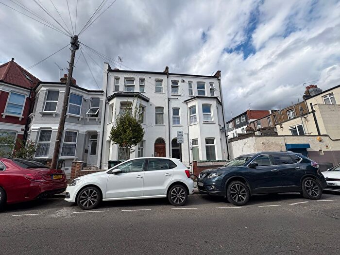 Studio To Rent In Seymour Road, London, N8