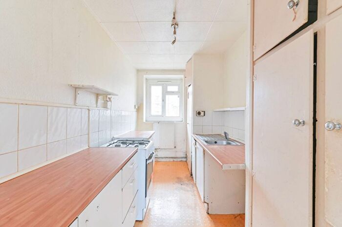 2 Bedroom Flat For Sale In Stockwell Road, Stockwell, London, SW9