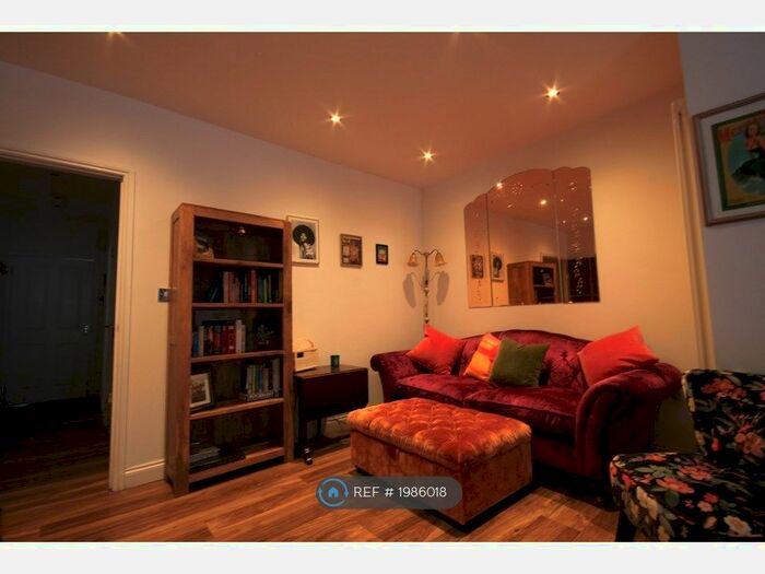 1 Bedroom Flat To Rent In The Avenue, Coulsdon, CR5