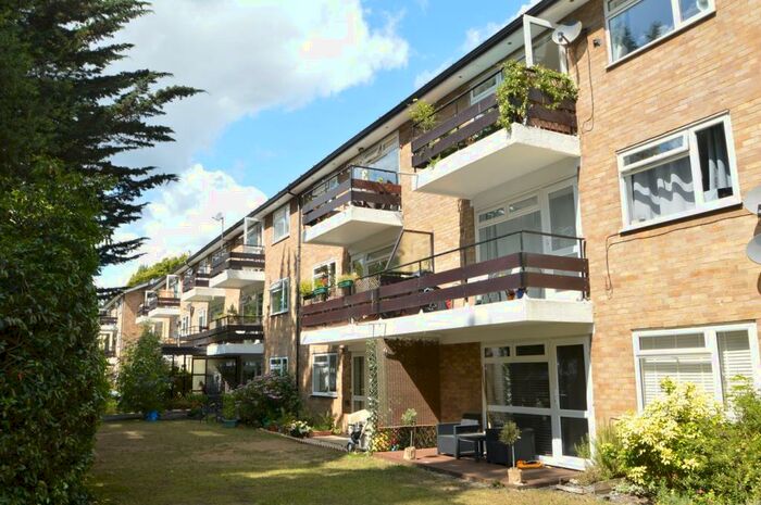 2 Bedroom Flat To Rent In Brockley Combe, Weybridge, KT13