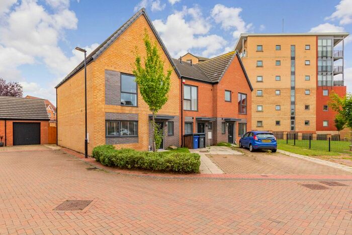 4 Bedroom Semi-Detached House To Rent In Winscar Road, Lakeside, DN4