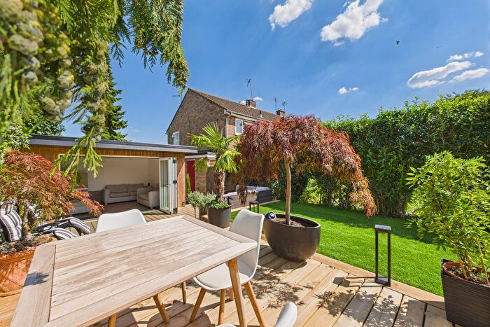 2 Bedroom Maisonette For Sale In Beechfield, Kings Langley, WD4