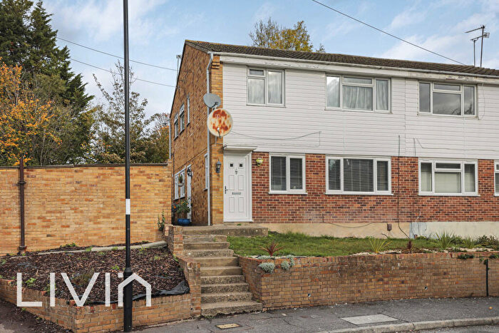 2 Bedroom Flat For Sale In Swallowdale, South Croydon, Surrey, CR2
