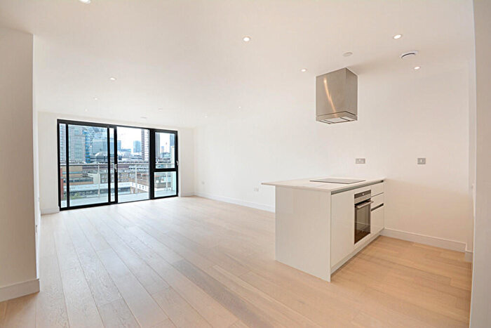 3 Bedroom Apartment To Rent In Kensington Apartments, Aldgate, E1