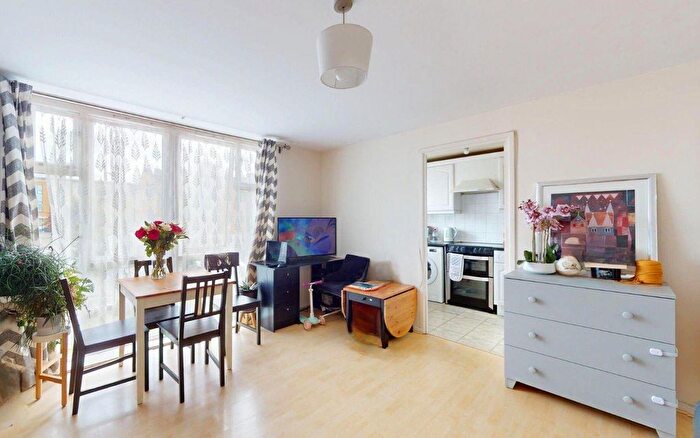 1 Bedroom Flat For Sale In Felixtowe Court, Royal Docks, E16