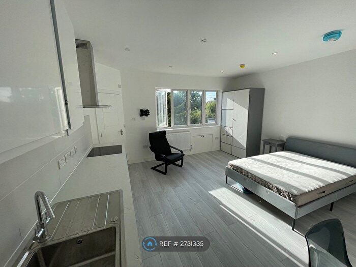 Studio To Rent In London, London, NW11