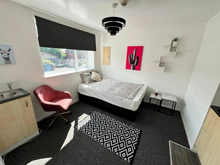 1 Bedroom Flat To Rent In Flat, Irwin Approach, Halton, Leeds, LS15