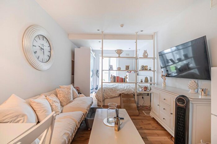 Flat To Rent In Hartland Road, London, NW6