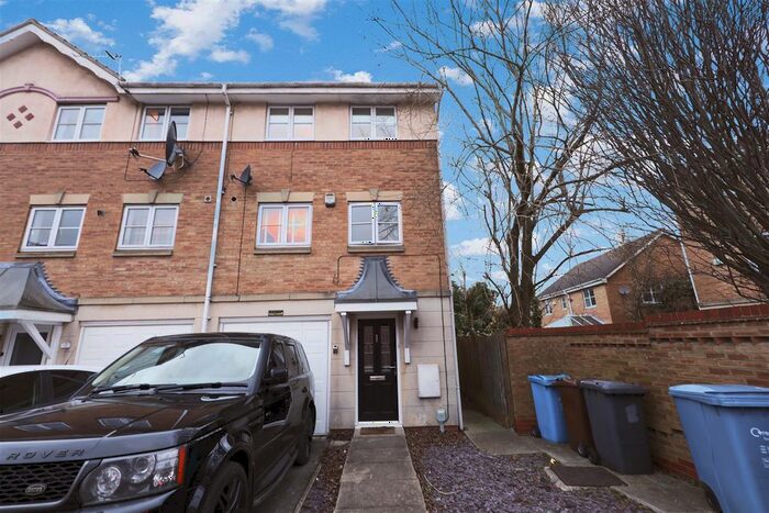 3 Bedroom End Of Terrace House To Rent In Philip Larkin Close, Hull, HU6