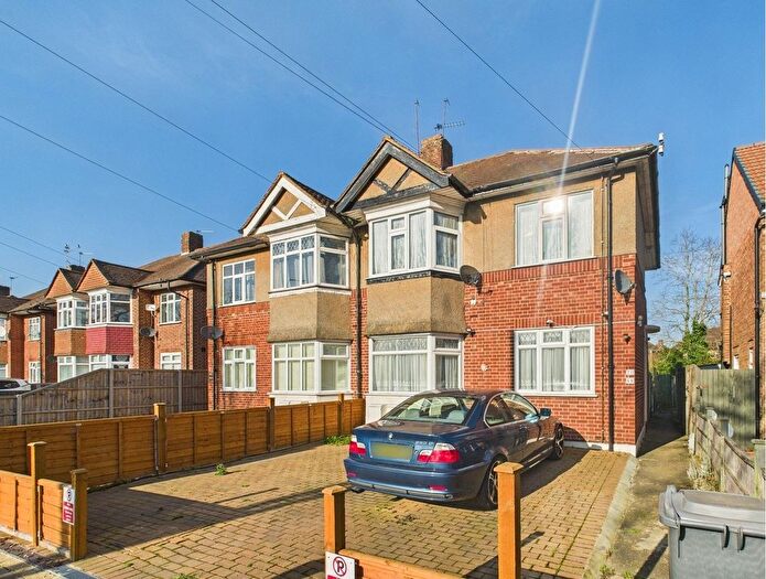 2 Bedroom Maisonette For Sale In Uxbridge Road, Feltham, Middlesex, TW13