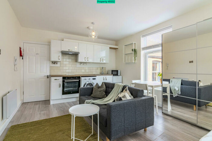 1 Bedroom Flat To Rent In Milner Road, Nottingham, NG5