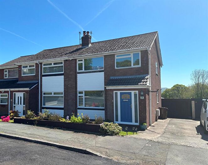 3 Bedroom Semi-Detached House For Sale In Stoneyland Drive, New Mills, High Peak, SK22