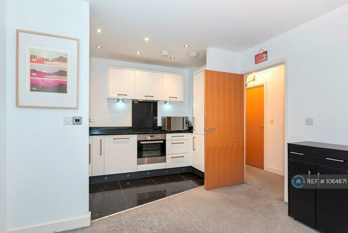 3 Bedroom Flat To Rent In Shingly Place, Chingford, E4