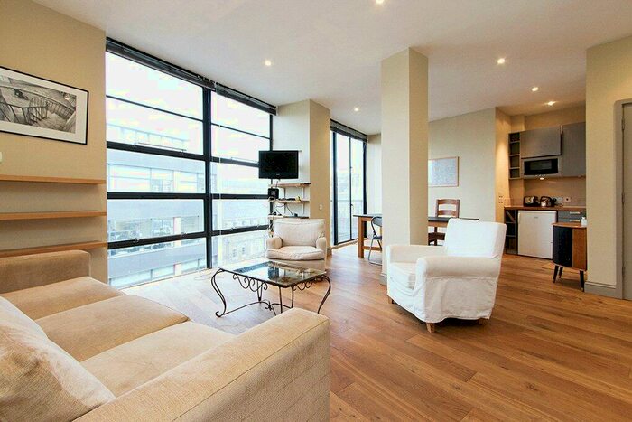 1 Bedroom Apartment To Rent In St Johns Square, Clerkenwell, London, EC1V