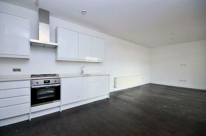 3 Bedroom Flat To Rent In Ballards Lane, North Finchley, London, N12