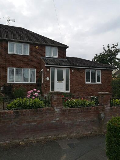 4 Bedroom Semi-Detached House For Sale In Hayhurst Road, Luton, LU4