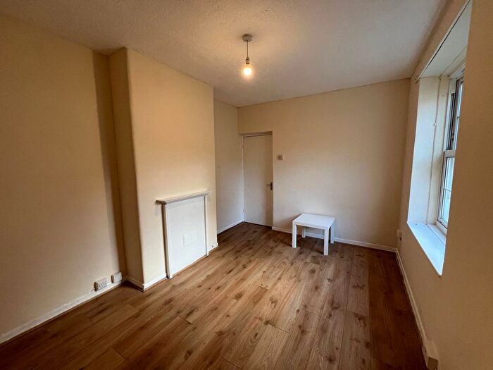 3 Bedroom Flat To Rent In Stamford Hill, London, N16
