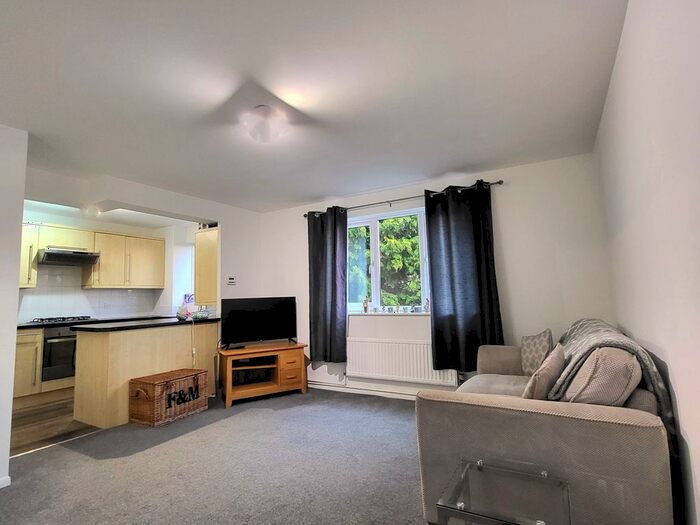 2 Bedroom Flat To Rent In Courtlands Close, Watford, WD24