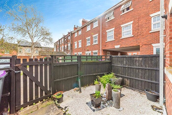 3 Bedroom Town House For Sale In Queen Street, Grantham, NG31