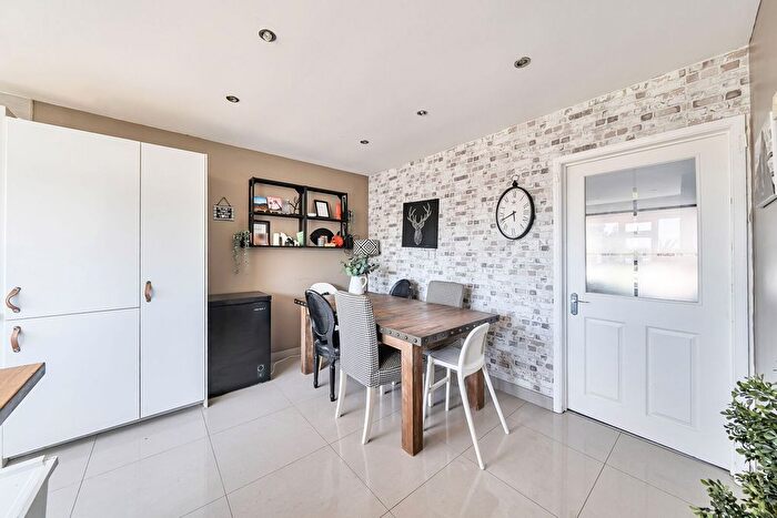 4 Bedroom Terraced House For Sale In Mays Lane, Barnet, EN5