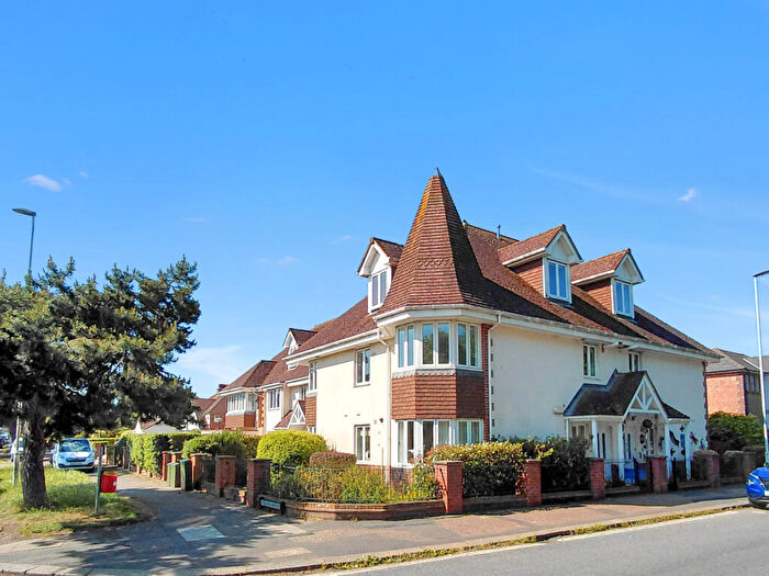 2 Bedroom Apartment For Sale In Grand Avenue, Worthing, BN11