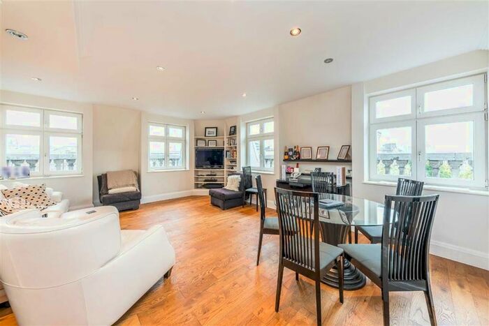 3 Bedroom Flat To Rent In St. Martin's Place, London, WC2N