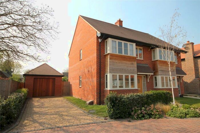 3 Bedroom Semi-Detached House To Rent In Middleton Close, Cambridge, CB4