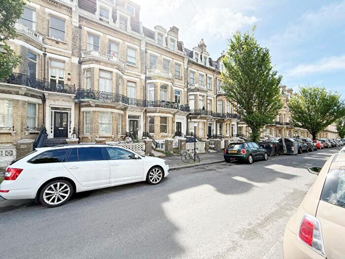 2 Bedroom Flat To Rent In First Avenue, Hove, East Sussex, BN3