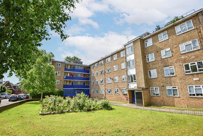 2 Bedroom Apartment For Sale In Queen Elizabeths Close, London, N16
