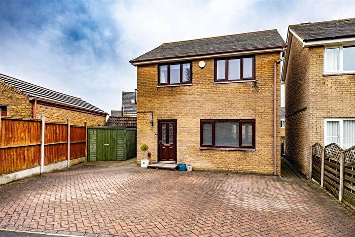3 Bedroom Detached House For Sale In Romsey Close, Huddersfield, HD3