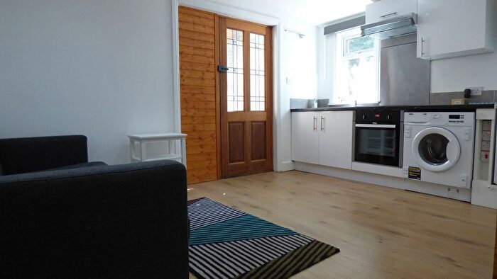 3 Bedroom Flat To Rent In Skelbrook Street, Earlsfield, SW18