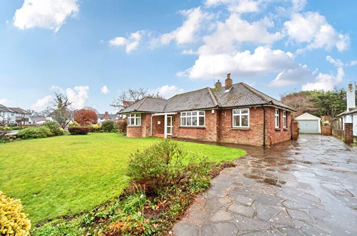 3 Bedroom Bungalow For Sale In Barnard Close, Chislehurst, Kent, BR7
