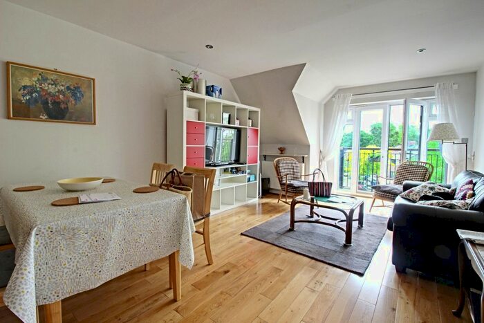 2 Bedroom Flat To Rent In Lanta House, Holders Hill Road, Mill Hill, London, NW7