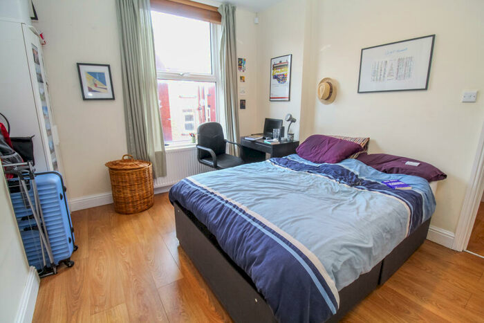 1 Bedroom Apartment To Rent In Queens Road, Hyde Park, Leeds, LS6
