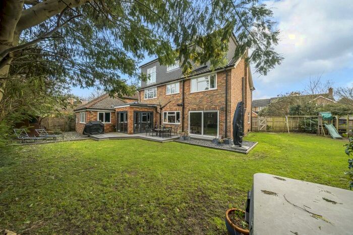 5 Bedroom Detached House To Rent In West Byfleet, KT14