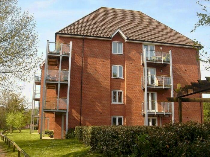 2 Bedroom Flat To Rent In The Lamports, Alton, GU34