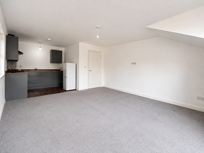 2 Bedroom Flat To Rent In Hendal Rise, Wakefield, WF2