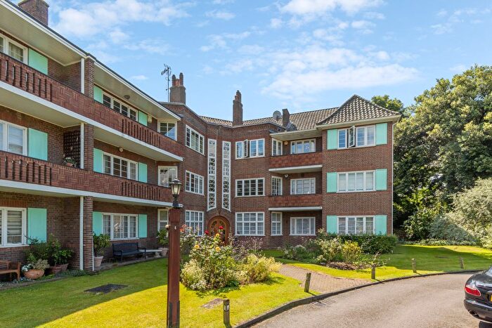 3 Bedroom Flat To Rent In Roehampton Close, Roehampton, SW15