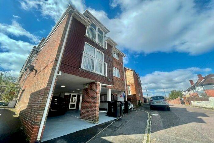 2 Bedroom Flat To Rent In Wharf Mews, Bournemouth, BH4