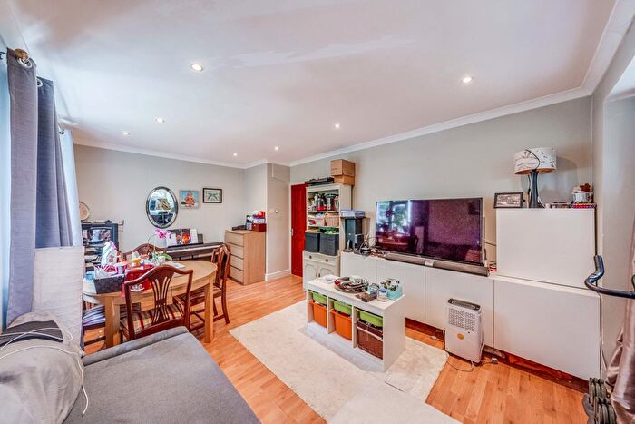 2 Bedroom Maisonette For Sale In Bennett Street, Chiswick, W4