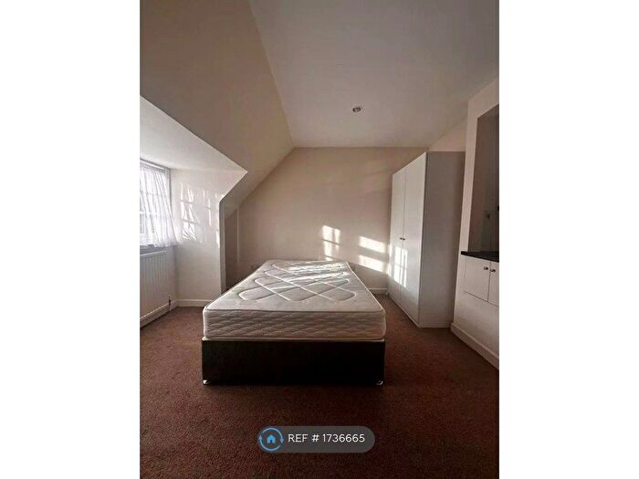 Studio To Rent In The Market Place, London, NW11